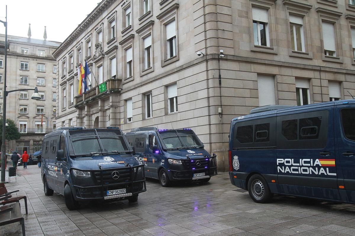 Despliegue policial en la Subdelegación del Gobierno de Ourense tras la irrupción de los ganaderos y agricultores