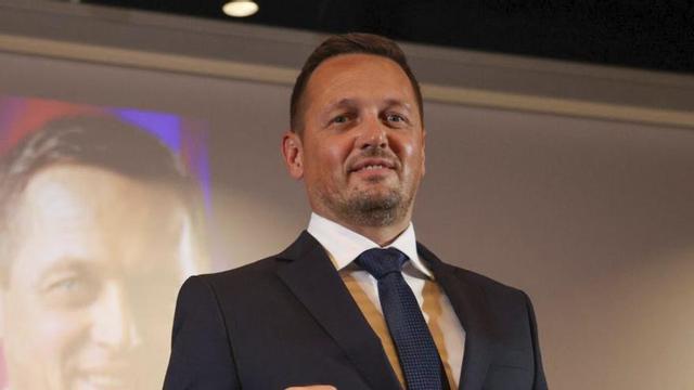 Aleksander Sekulic, el nou tècnic del bàsquet, amb una samarreta feta per a la seva presentació oficial. | AFP7