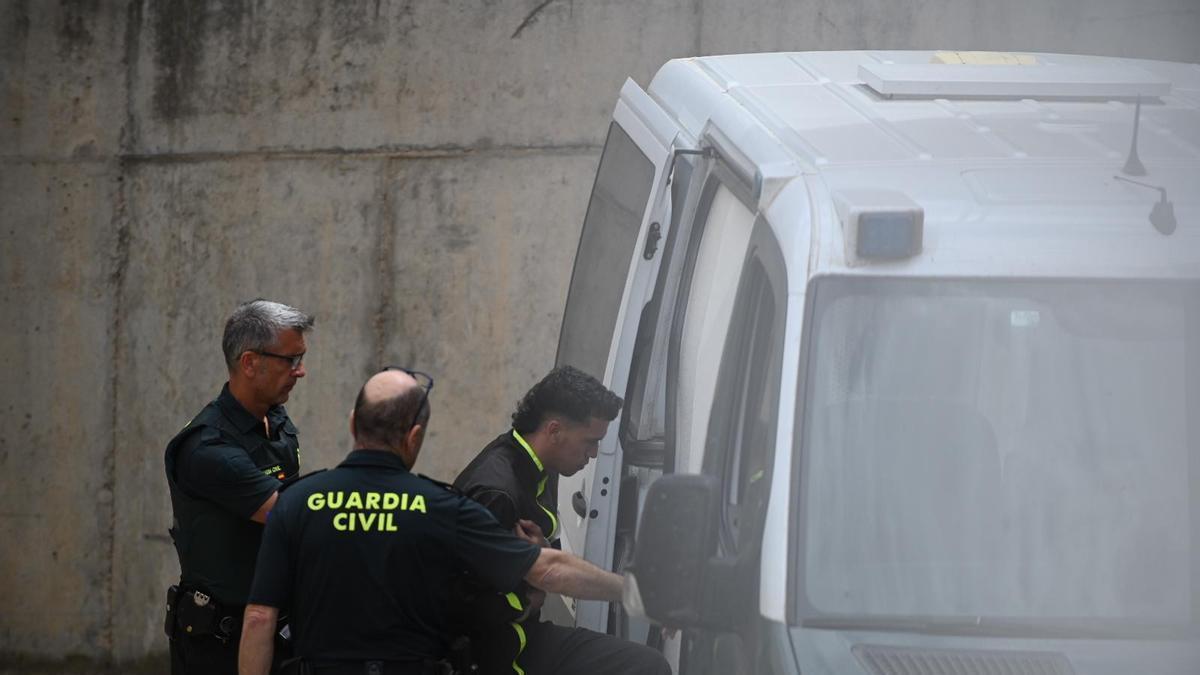 El detenido por la muerte de un temporero en Caspe es introducido en un furgón de la Guardia Civil.
