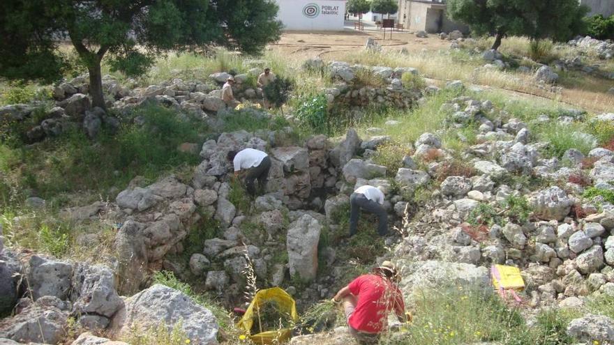 Excavaciones en el poblado talayótico