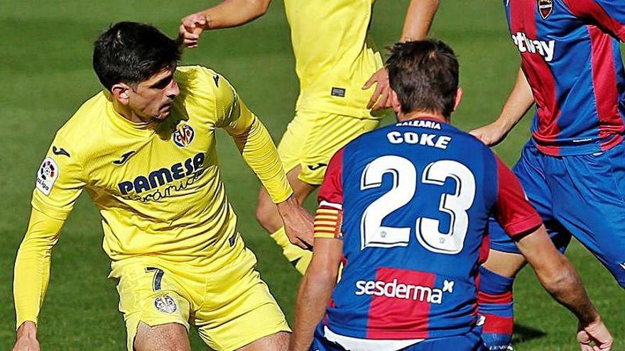 Un lance del juego entre Gerard Moreno y Coke Andújar