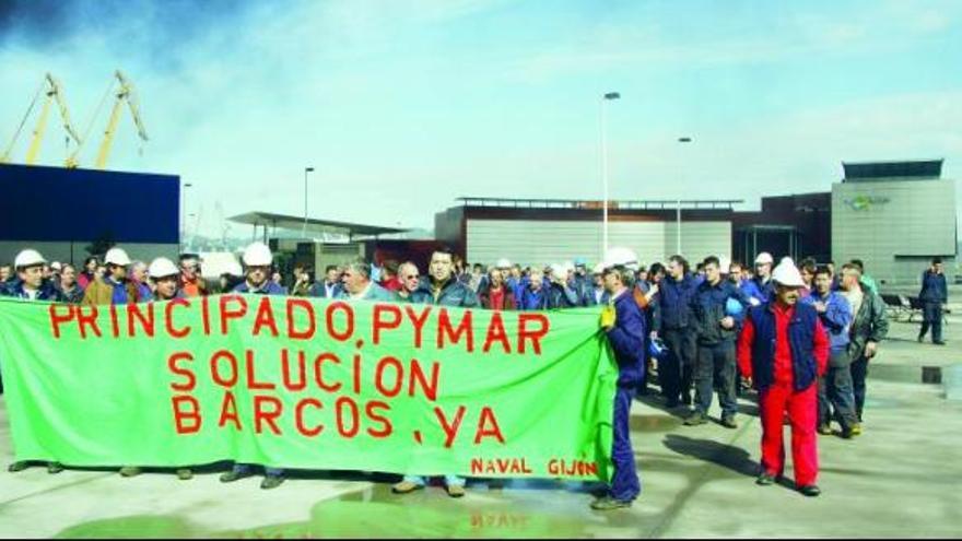 Trabajadores de Naval Gijón, manifestándose, ayer, ante el Acuario Municipal.
