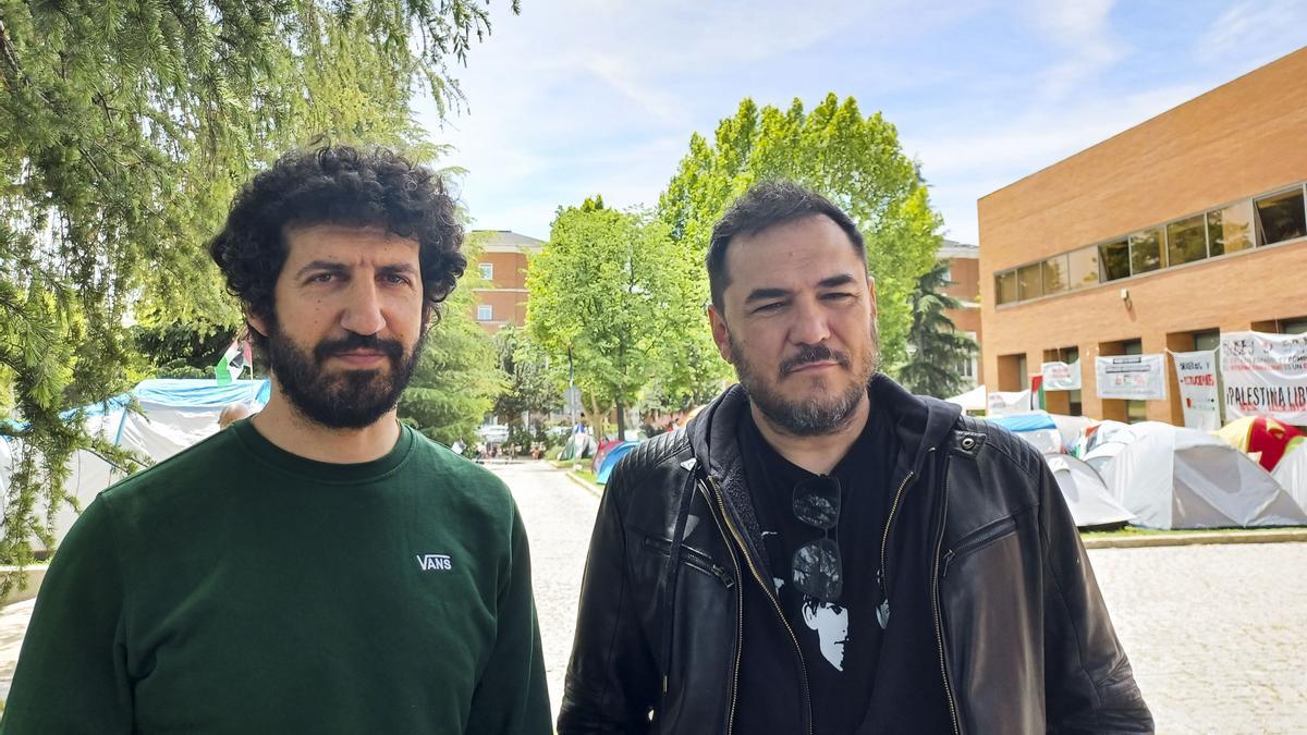 Los cantautores Marwan (i) e Ismael Serrano (d), se han sumado este jueves al tercer día de acampada indefinida de estudiantes a favor de Palestina en la explanada de la Universidad Complutense, en Madrid