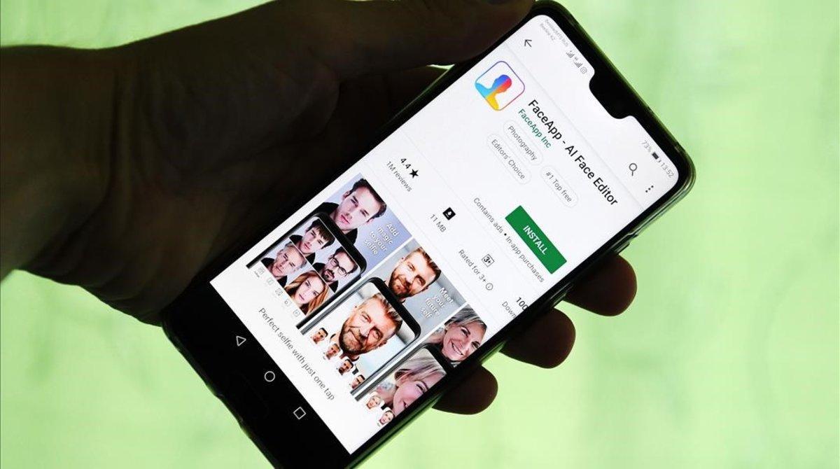 La aplicación FaceApp, en la pantalla de un teléfono inteligente.
