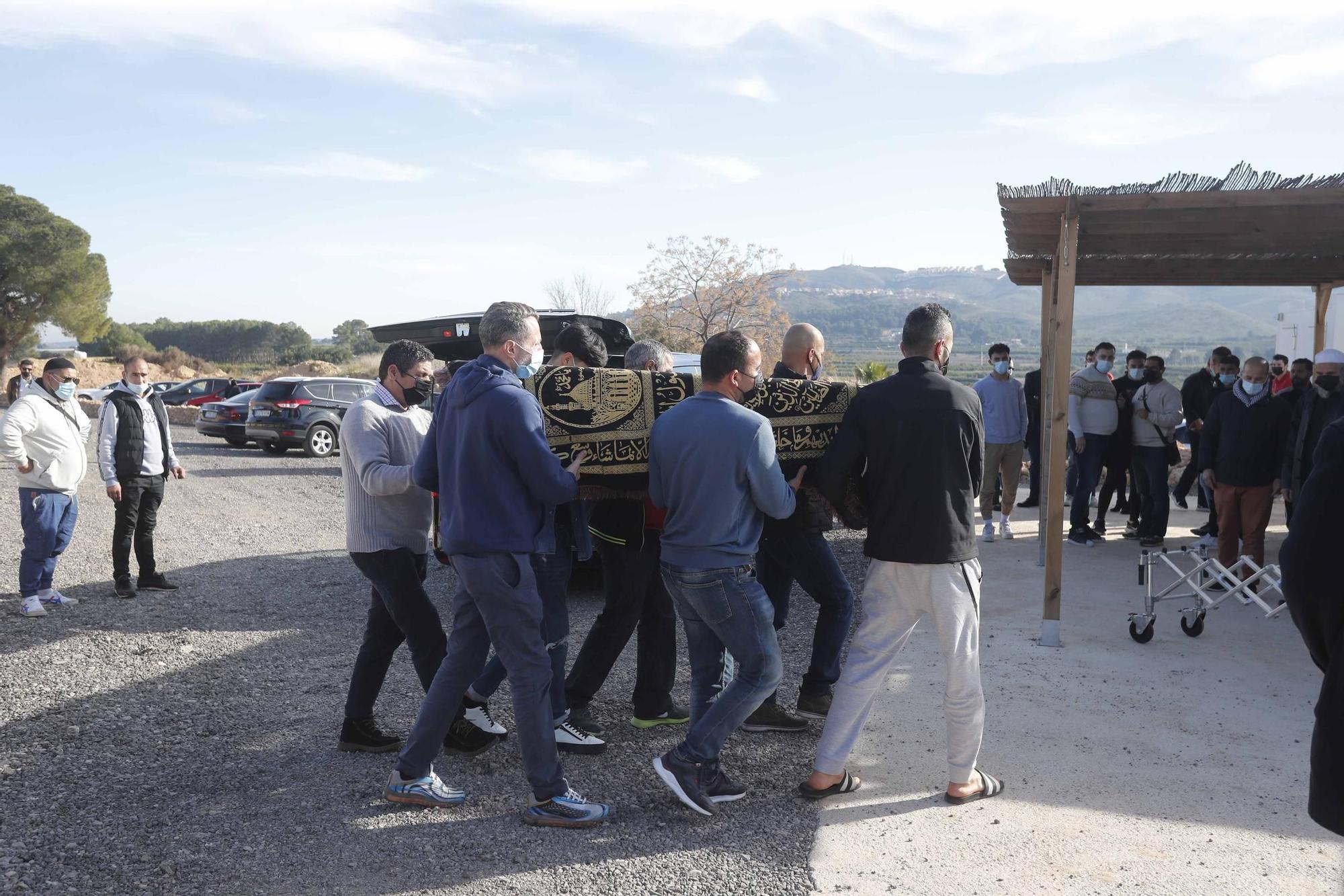 Entierro de Wafaa Sebbah en el cementerio Jardín Muslmán de València