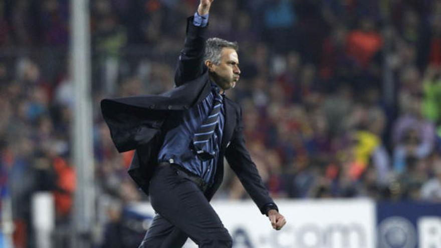 Mourinho celebra el pase a la final de la Champions en el Camp Nou cuando entrenaba al Inter.