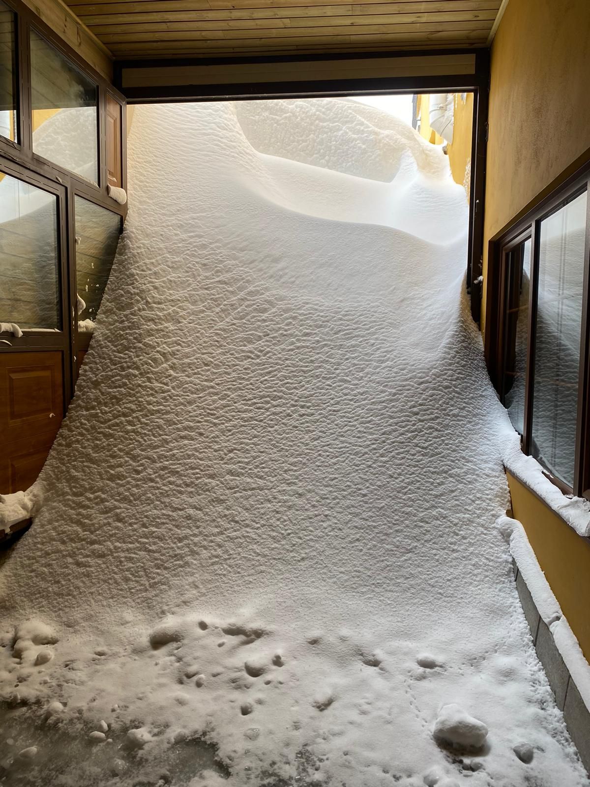 Más de dos metros de nieve: así se enfrentan los vecinos de Aller al temporal