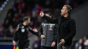 Hansi Flick da instrucciones a sus jugadores durante el duelo contra el Atlético en el Metropolitano.