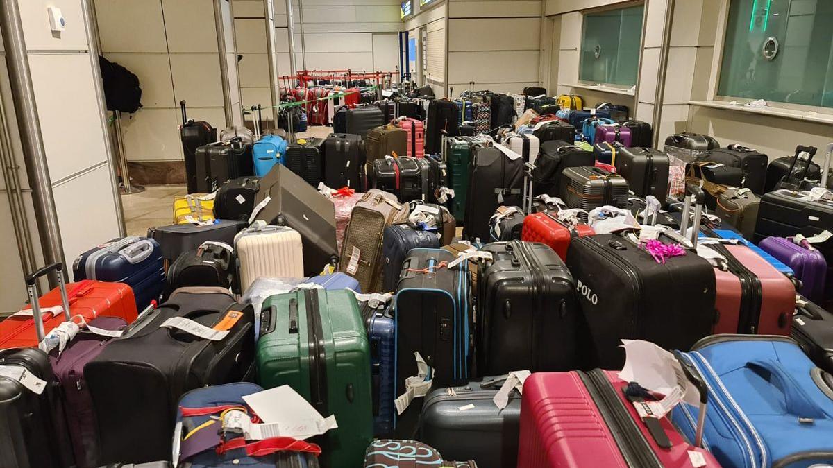 Caos de maletas varadas en la T-2 de Barajas.