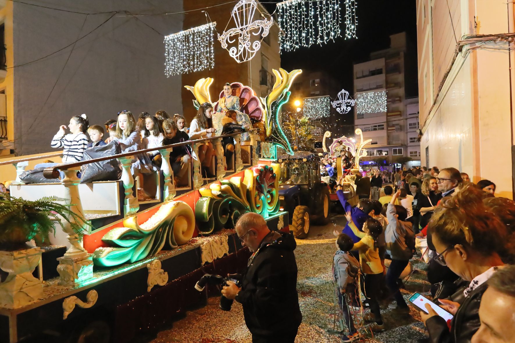 Todas las fotos del colorido desfile de carrozas de la Fira d'Onda