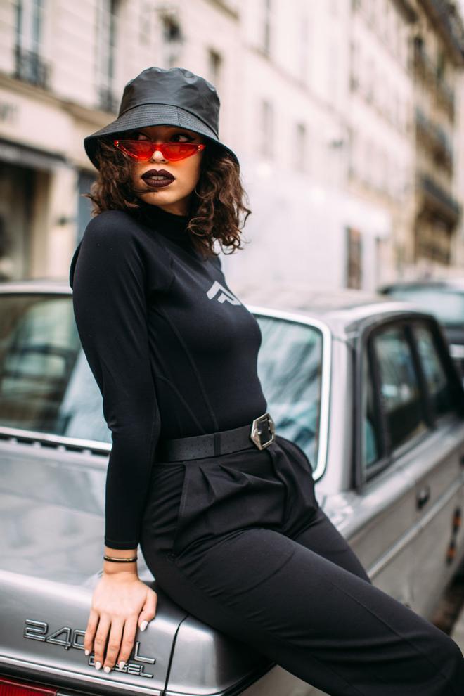 El poder de los complementos en los looks en negro