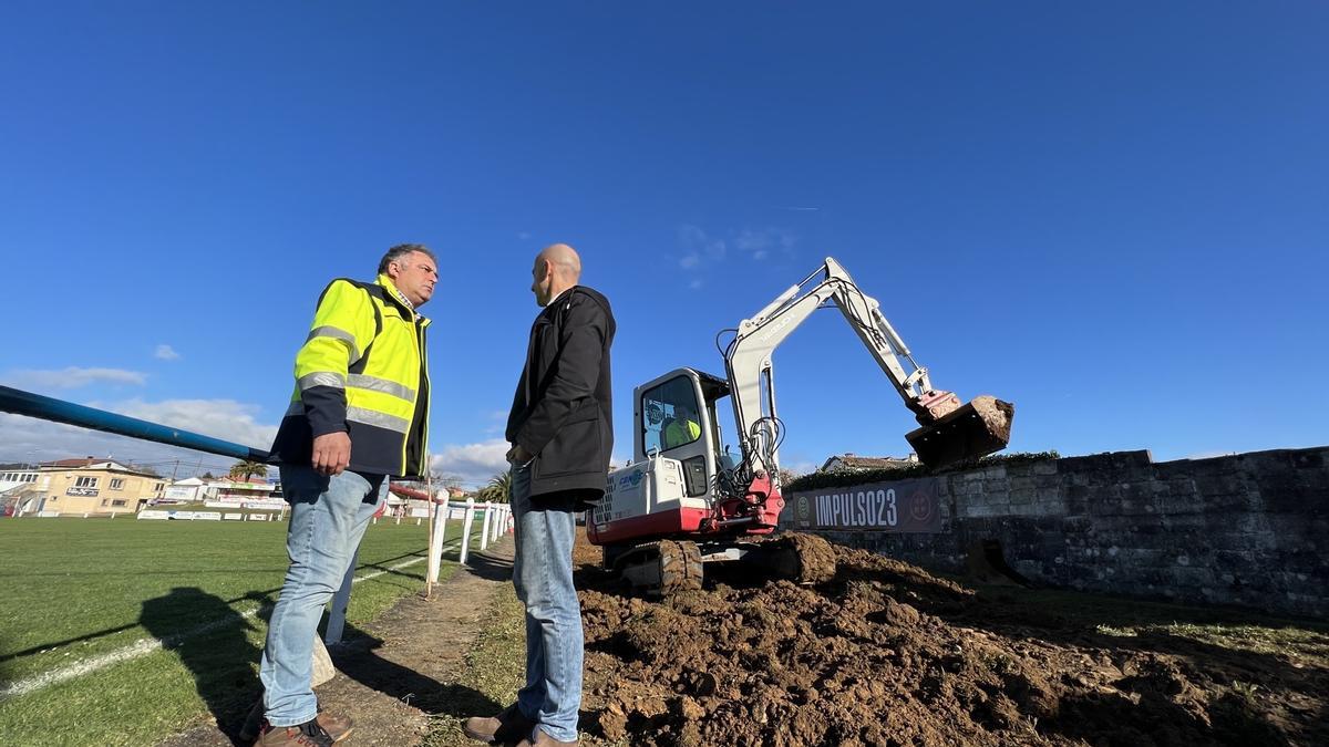 Por la izquierda, Alejandro Villa y Virginio Ramírez, en el campo del Valdesoto