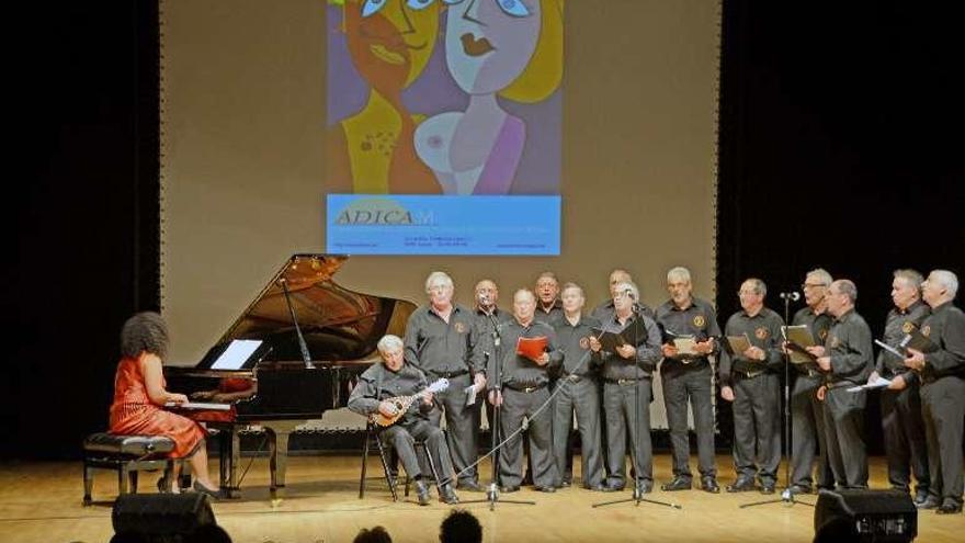 Alumnas de la escuela de baile Maite Quiñones dieron colorido al espectáculo. // Gonzalo Núñez