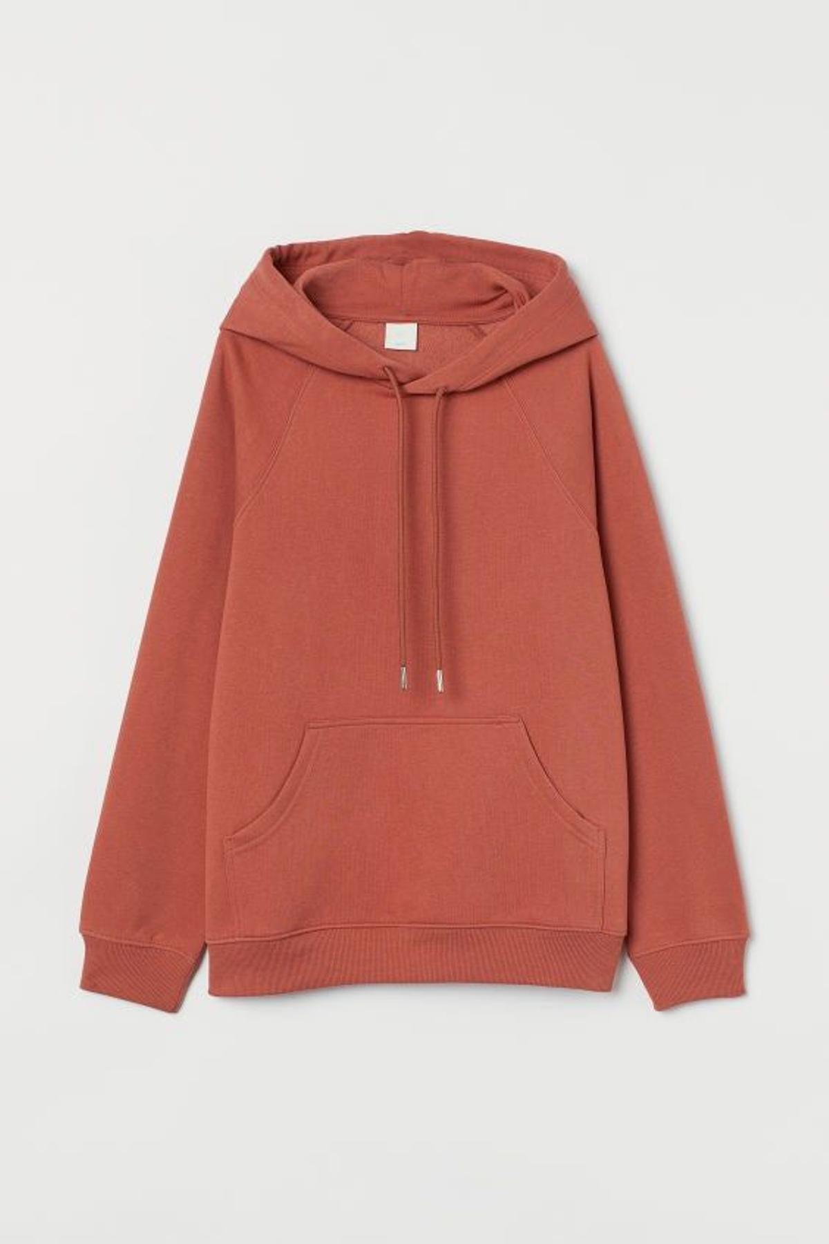 Sudadera con capucha en color teja (Precio: 19,99 euros)