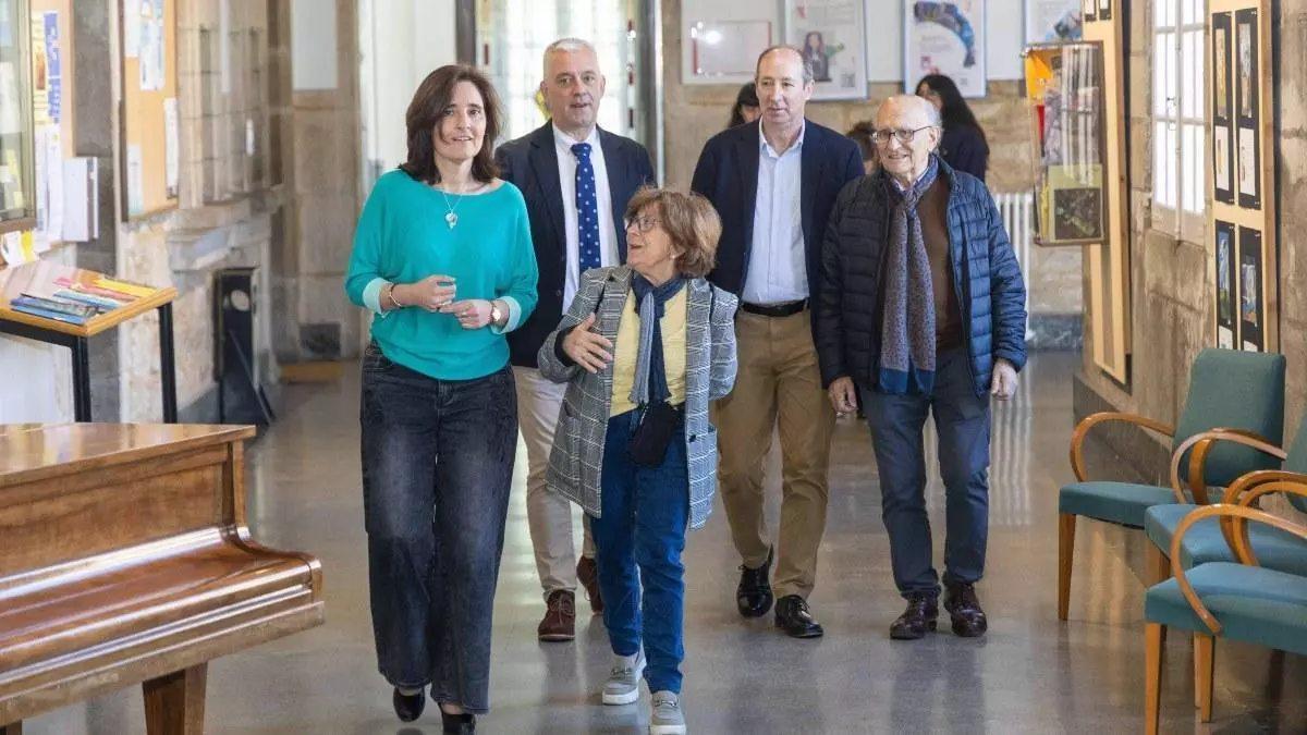 Gemma Paredes, Valentín García, Maribel Martín, Jesús Álvarez Bértolo y Ubaldo Rueda en un pasillo del IES Rosalía de Castro.