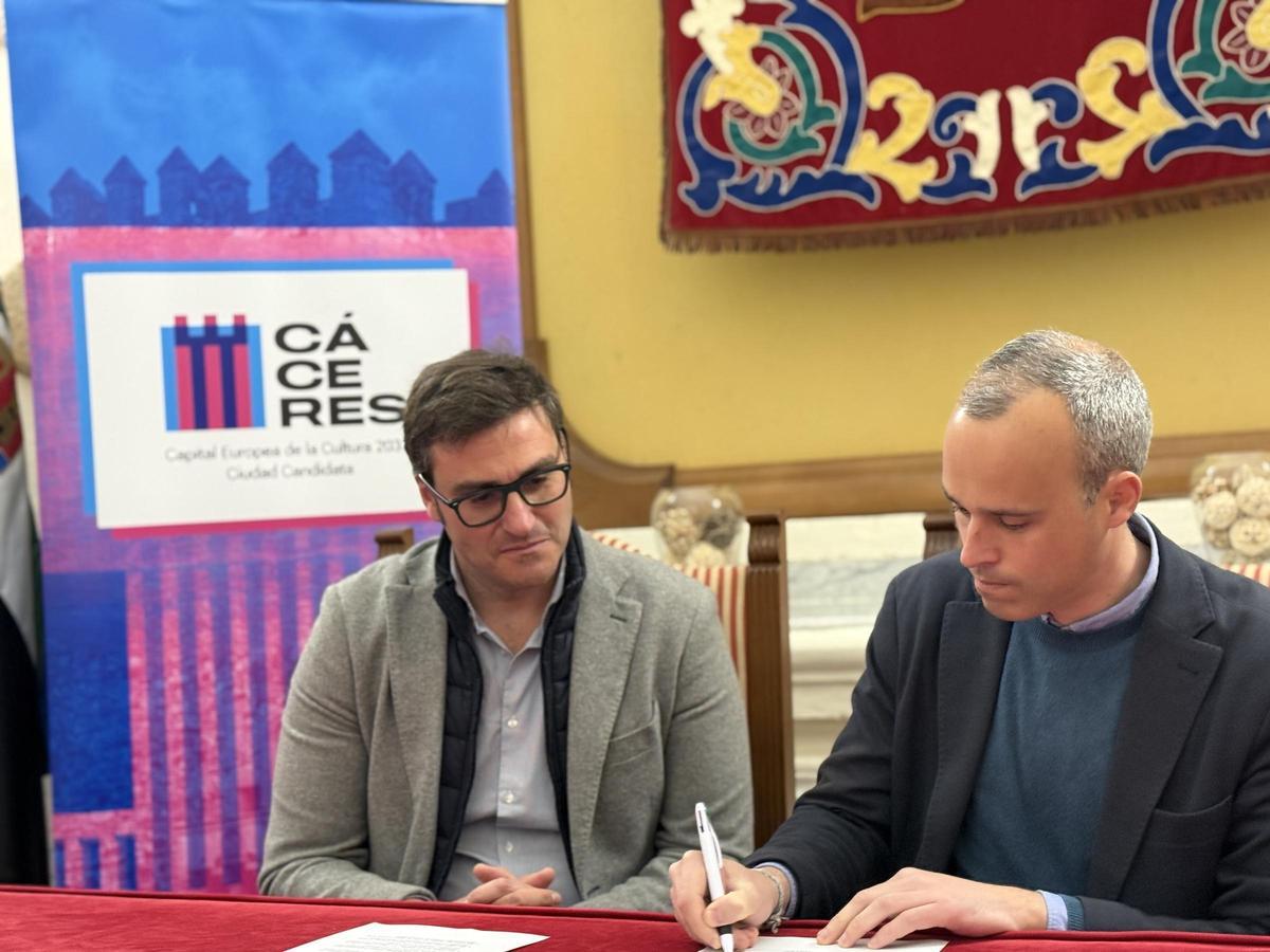 Firma de la adhesión de Arroyo de la Luz.