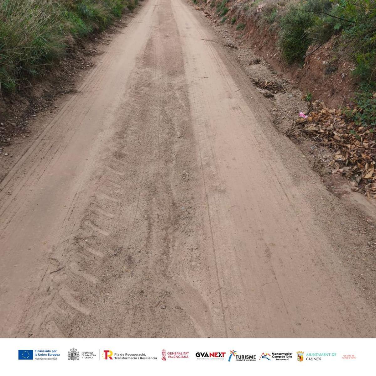 Tramo del camino de acceso al yacimiento ibero del Cabezo del Castellar de Casinos.