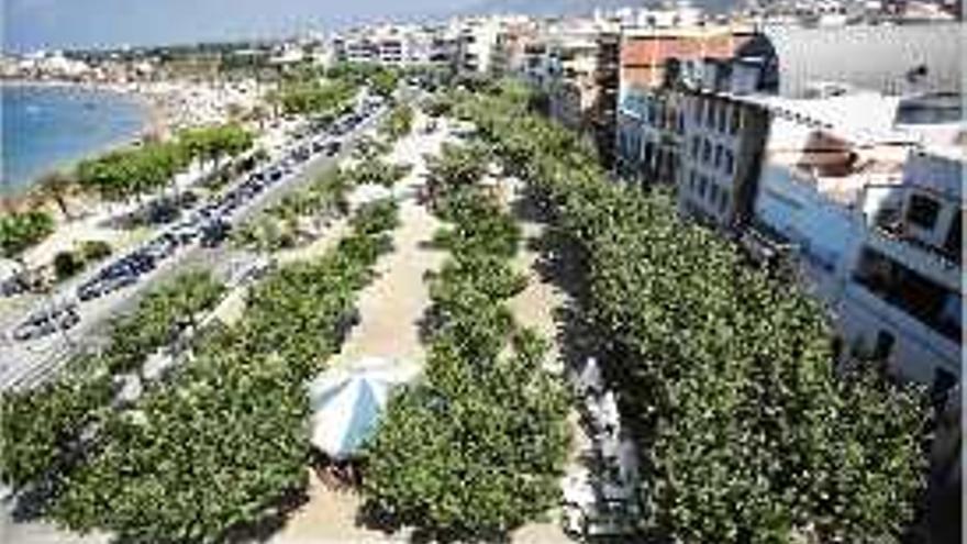 La plaça està situada al centre del municipi.