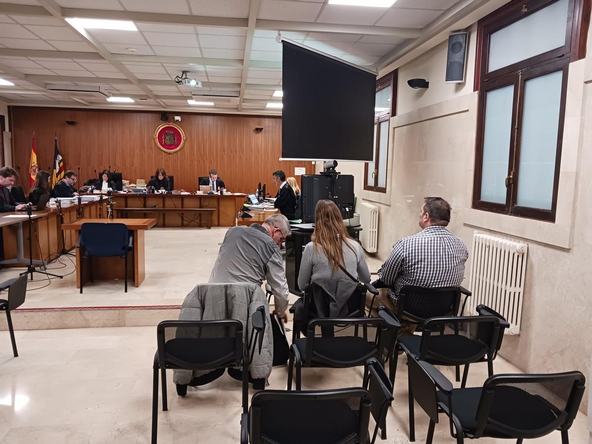 Los tres acusados de un delito contra la fauna, durante el juicio en la Audiencia Provincial.