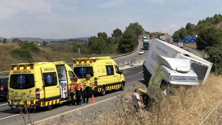 Un camió travessa la mitjana i envaeix la calçada contrària de l&#039;A-2, a Òdena