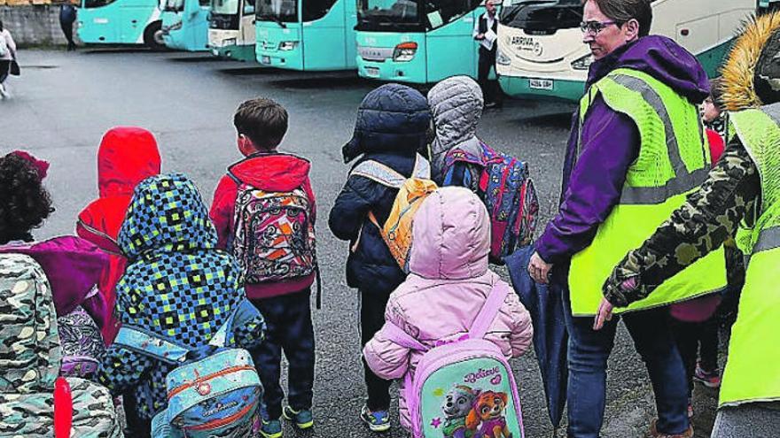 Niños de Monfero, en Galicia, a la salida de clase.