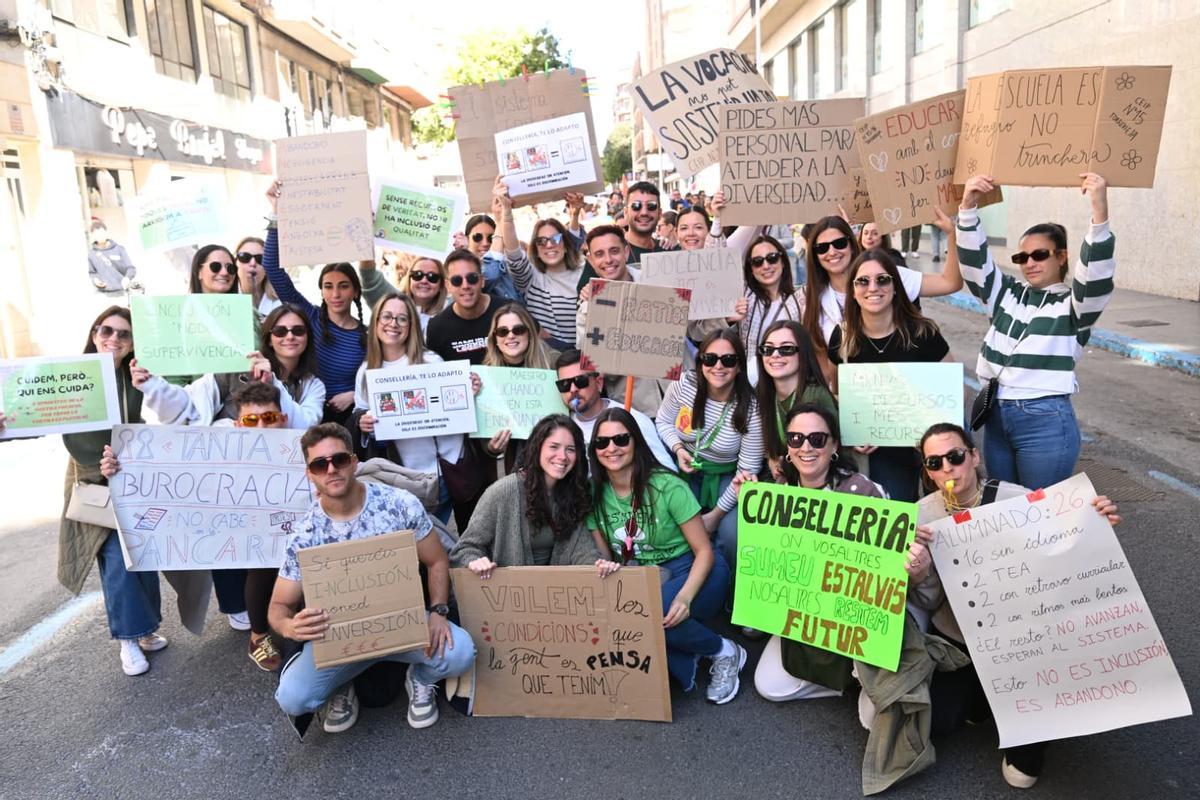 "Las maestras luchando también estamos enseñando", la educación pública se manifiesta en Elche