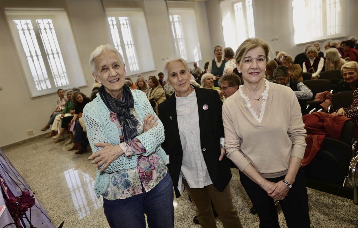 Por la izquierda, Carmen Suárez, Gloria García-Nieto y Conchita Paredes, ayer, en el Archivo Histórico. | IRMA COLLÍN