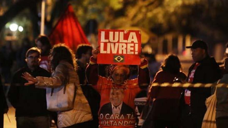 Seguidores de Lula da Silva protestan frente a los juzgados.