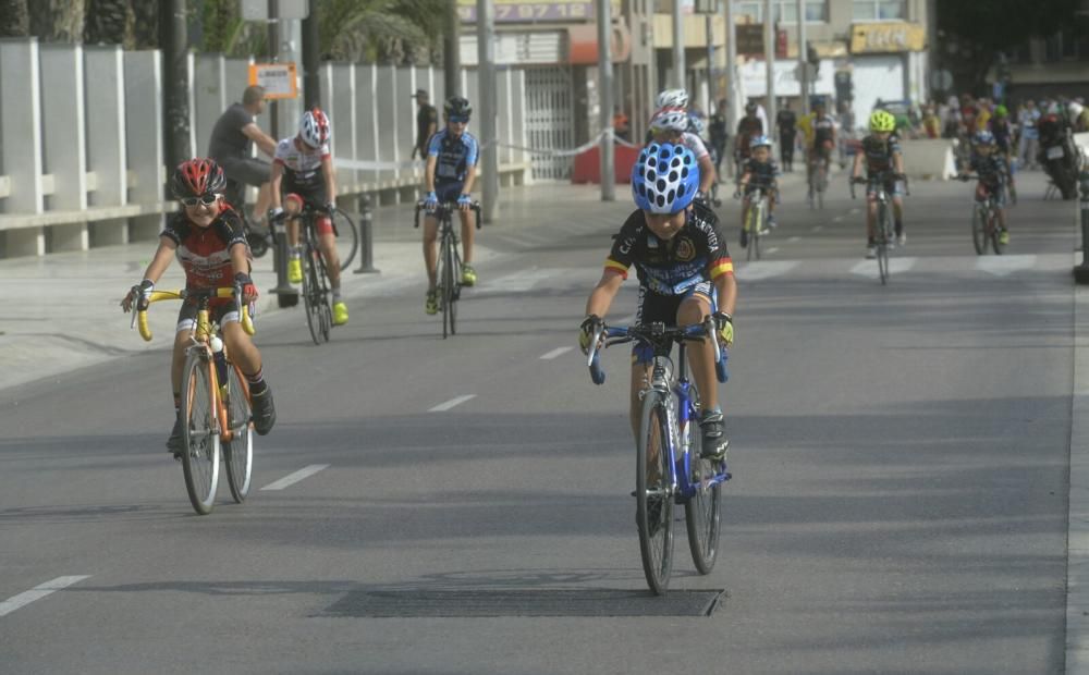 Las medallas que se entregaron a los ciclistas han sido elaboradas de manera artesanal por la ceramista Sol Pérez.