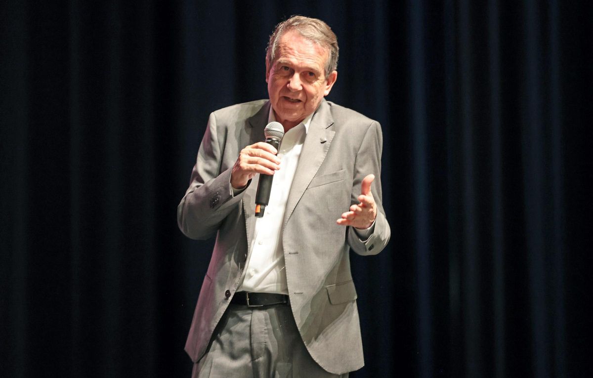El alcalde Abel Caballero dirigiéndose a los estudiantes y sus familias por la beca "Vigo en inglés" en el Auditorio Mar de Vigo