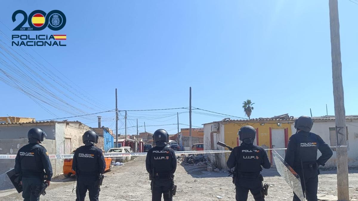 Agentes de la Policía, en una redada en Son Banya.