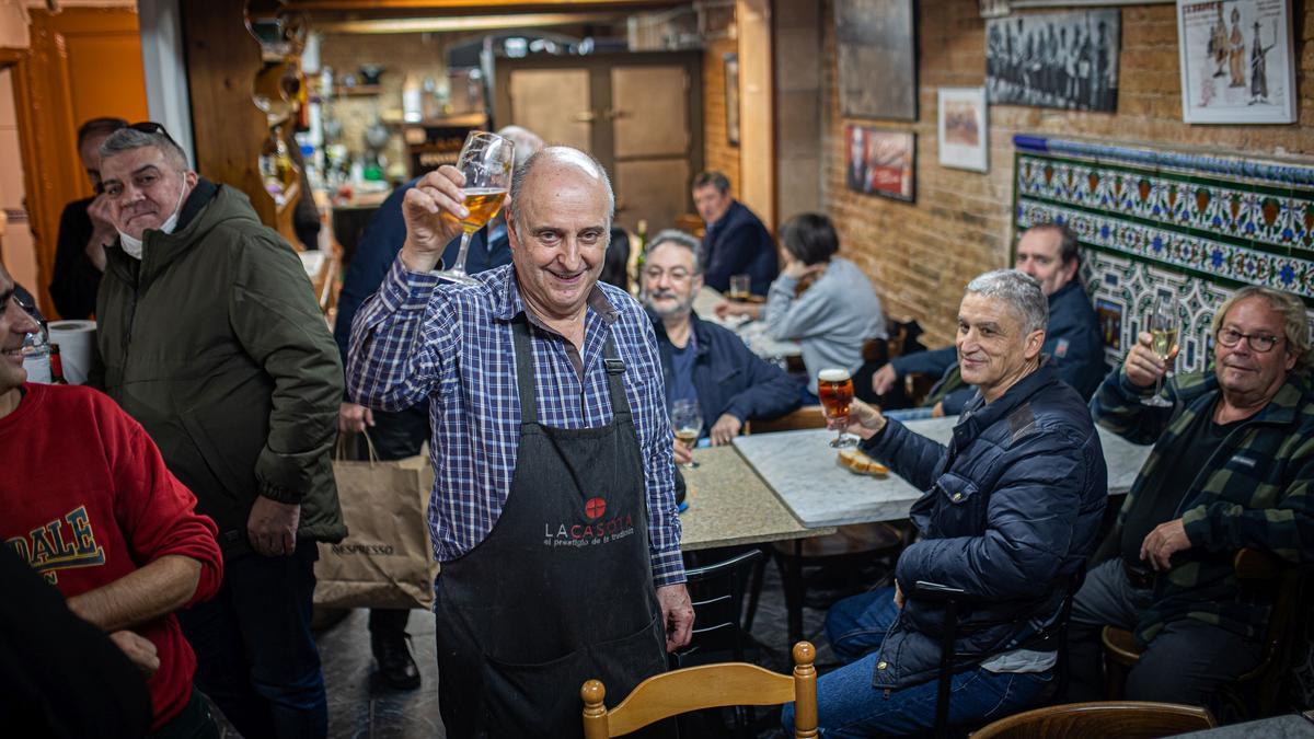 Rafel Jordana en 'La Bodega d'en Rafel' en su último día como titular.