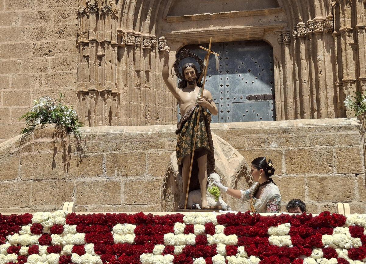 Ainhona Buigues, la reina de las fiestas, deposita los frutos del verano a los pies de Sant Joan