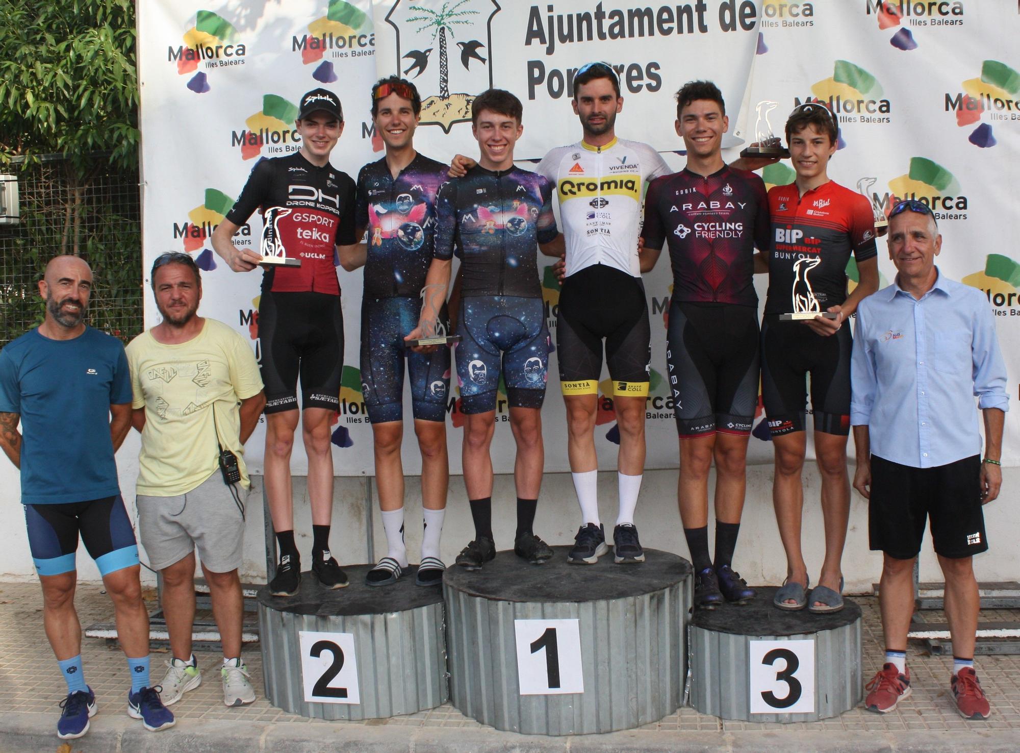 Los ciclistas de primer nivel después de recibir sus premios en el podio de Porreres