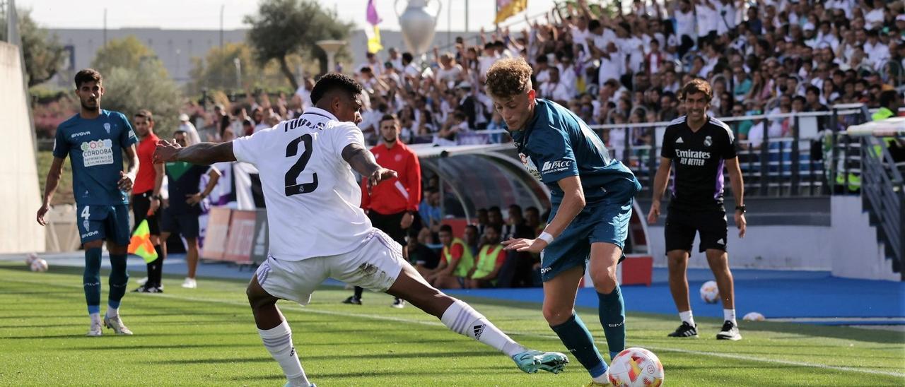 Simo encara a Vinicius Tobías en el partido entre el Real Madrid Castilla y el Córdoba CF.