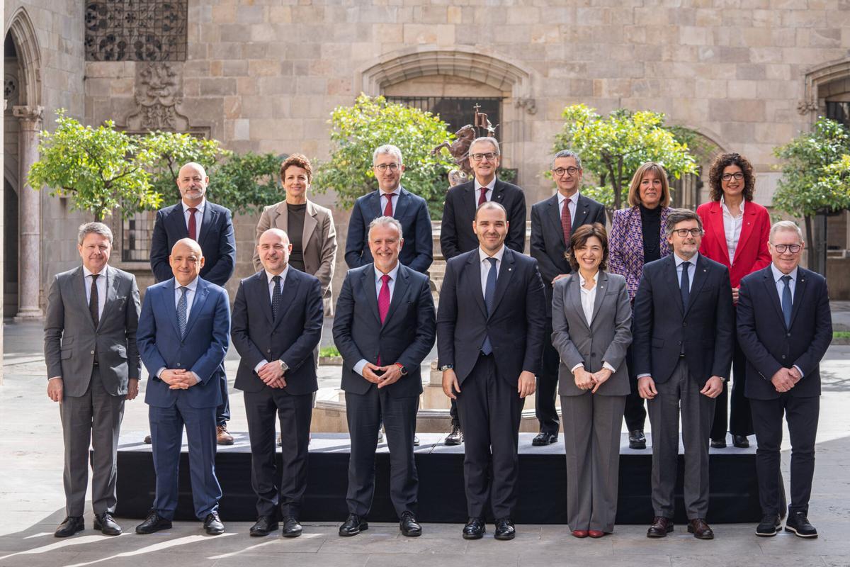 Barcelona. 24/02/2025. Política. Foto de familia de la Comisión Bilateral entre el Estado y la Generalitat en Barcelona. AUTOR: Marc Asensio Barcelona, Catalunya, España, política, Generalitat de Catalunya, Salvador Illa, reunión, Albert Dalmau, grupos parlamentarios, Ángel Victor Torres, Comisión Bilateral, Comisión de Transferencias, agentes económicos, agentes sociales, entidades municipalistas