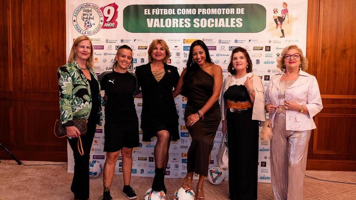 Taty Ferrer, la cuarta por la izquierda, en el IX Fútbol para la Igualdad.