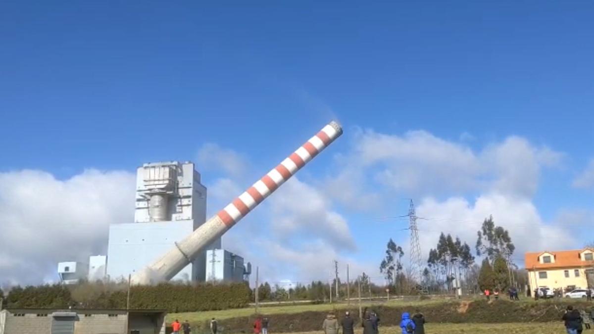 Naturgy derriba la otra chimenea de la central de Meirama