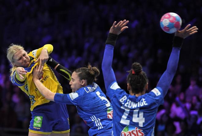 El derecho de Francia Camille Ayglon Saurina (C) compite con la sueca Hanna Blomstrane (L) durante el partido de la ronda principal del Grupo 1 entre Suecia y Francia, en la XXL Hall de Nantes.