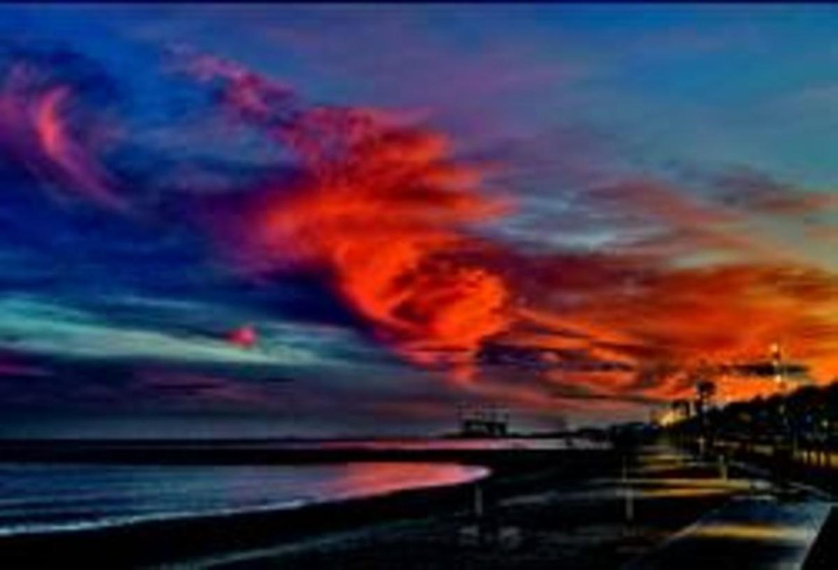 Impresionante puesta de sol, con una capa de cirros o nubes altas, en Barcelona.