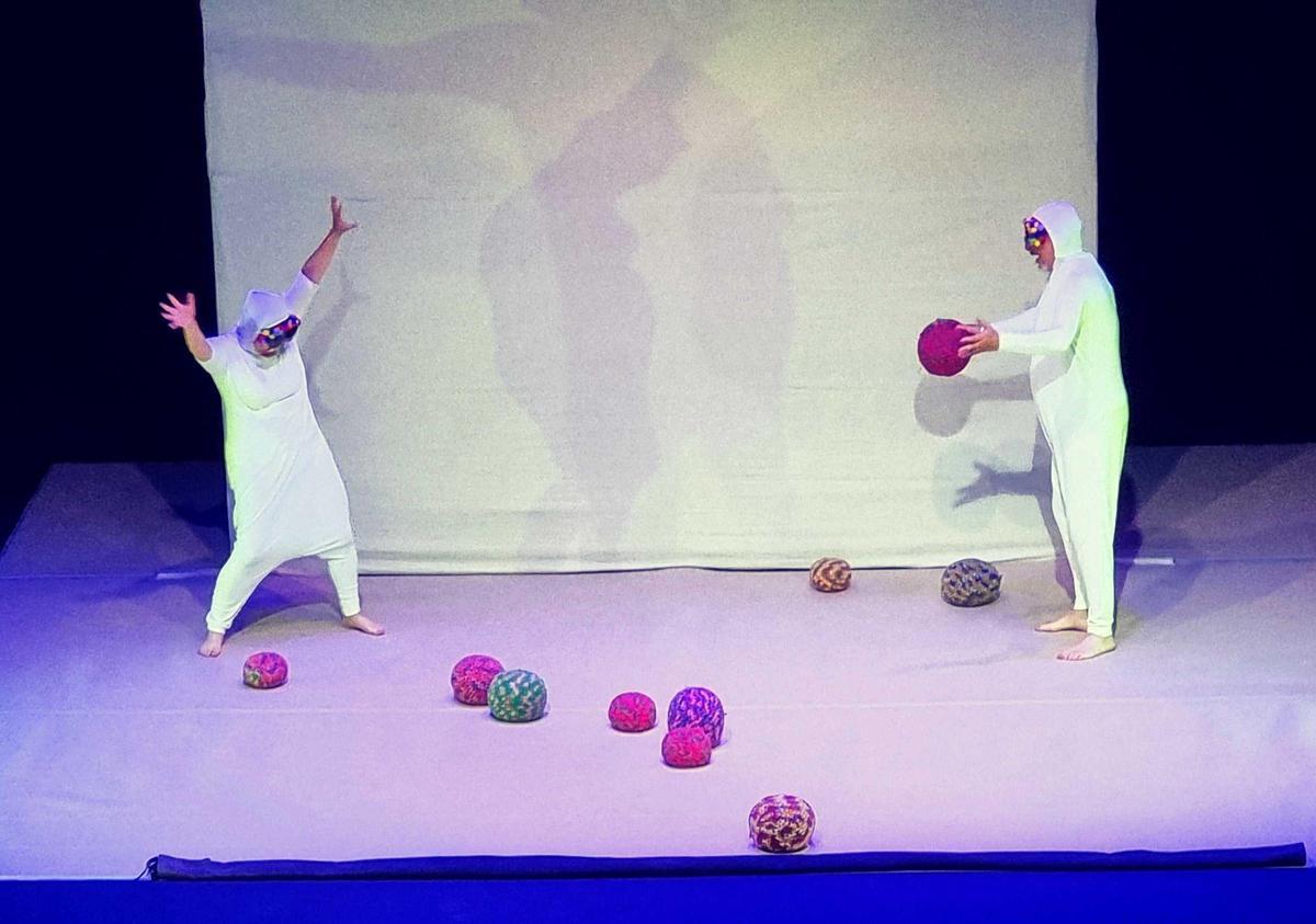 Una momento del espectáculo para bebés que llega a la Sala L'Horta.