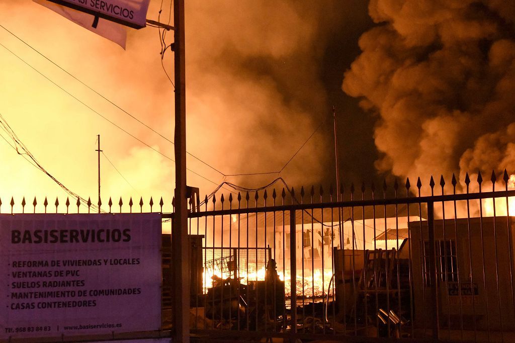 Estas son las imágenes que el aparatoso incendio de Puente Tocinos ha dejado este sábado