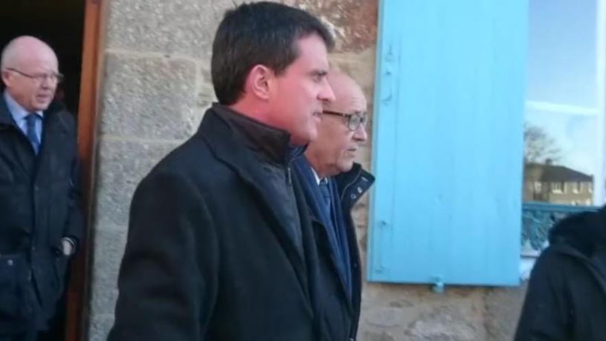 VÍDEO: Manuel Valls rep una bufetada mentre feia campanya a França