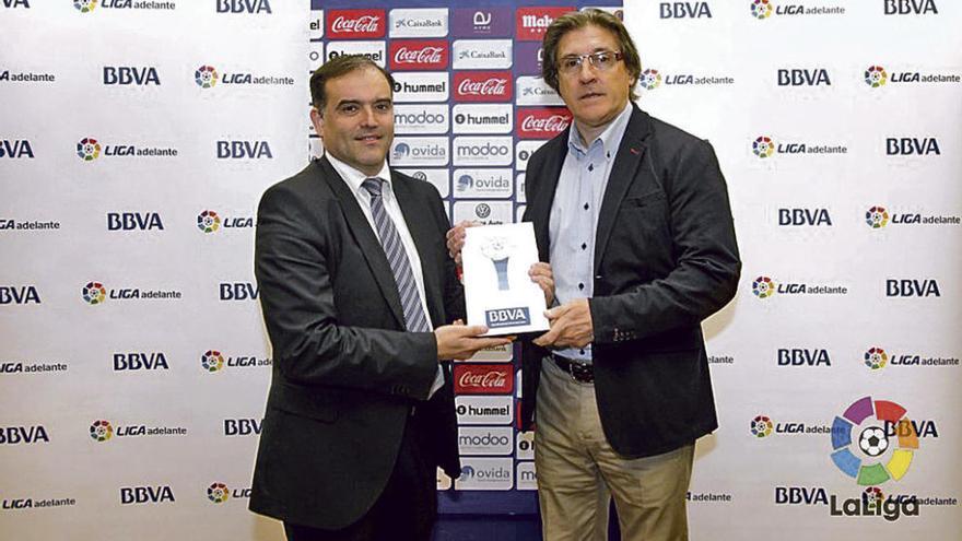 Sergio Egea, a la derecha, recoge el galardón de mejor entrenador del mes de diciembre.