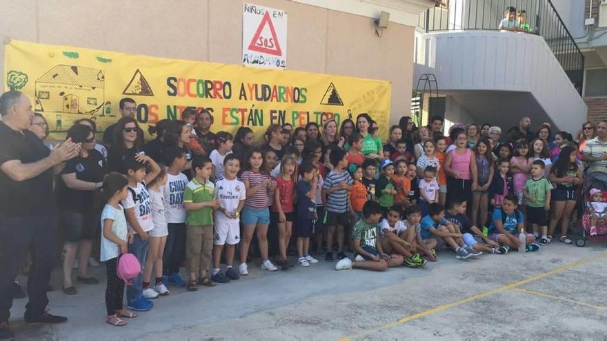 Padres y alumnos se concentraron ayer en el centro escolar de La Raya.