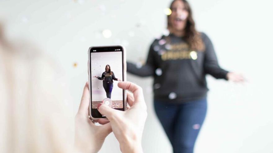 Blanquearse los dientes con «borradores mágicos», la nueva y peligrosa tendencia en TikTok