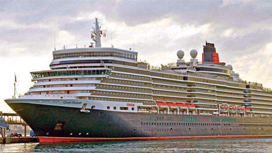 Das Kreuzfahrtschiff &quot;Queen Elizabeth&quot; am Hafen von Palma de Mallorca.