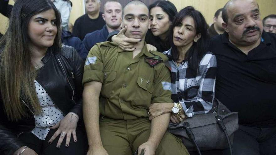 El sargento israelí Elor Azaría escucha el veredicto rodeado de sus familiares. // Efe