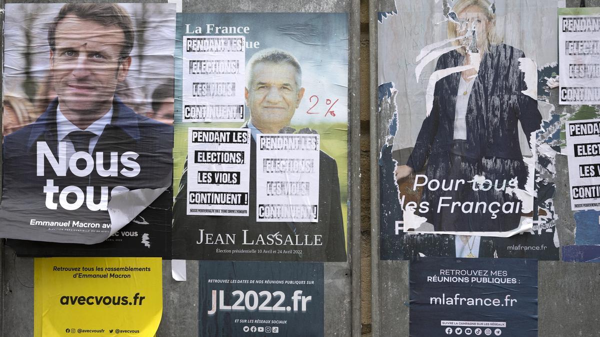 Carteles electorales en París.