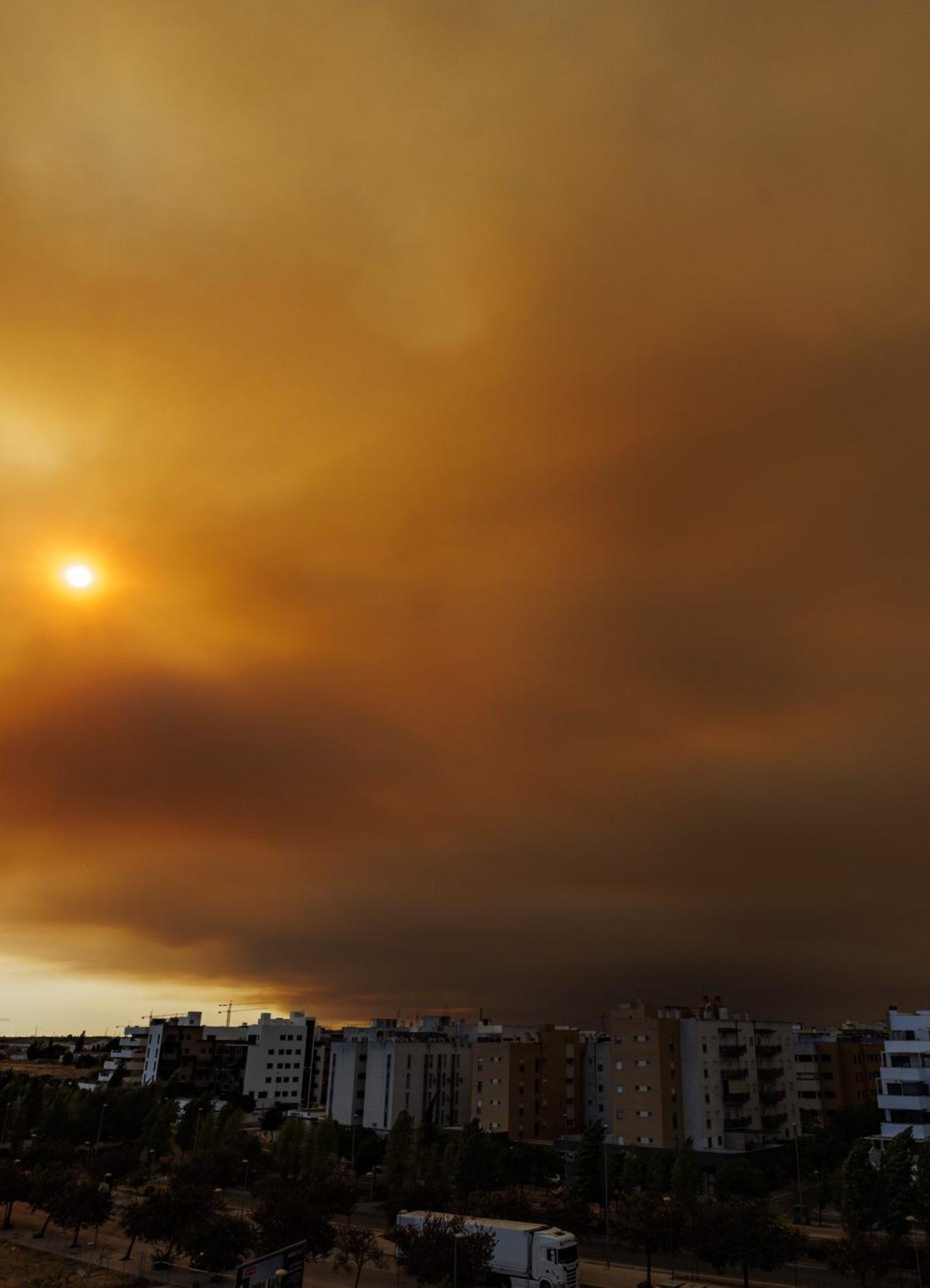 El foc de Huelva "està fora de la capacitat d’extinció"